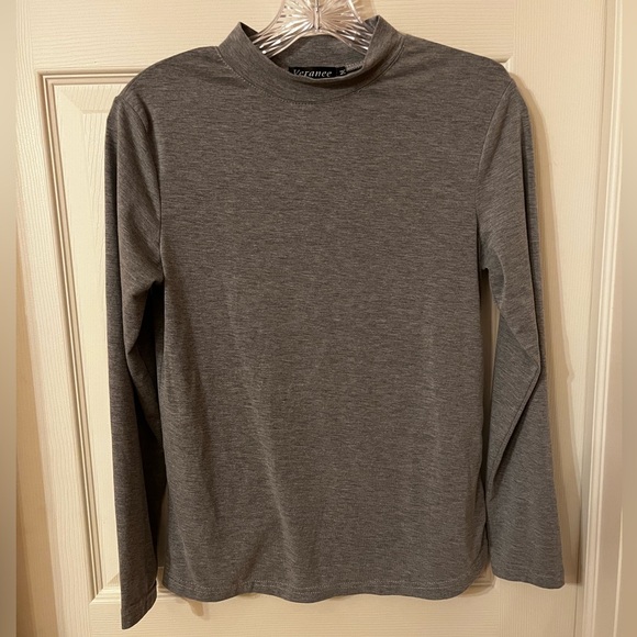 Women’s Like New Long Sleeve Slim Fit Turtleneck Basic Layering T-Shirt in Gray - Picture 2 of 6